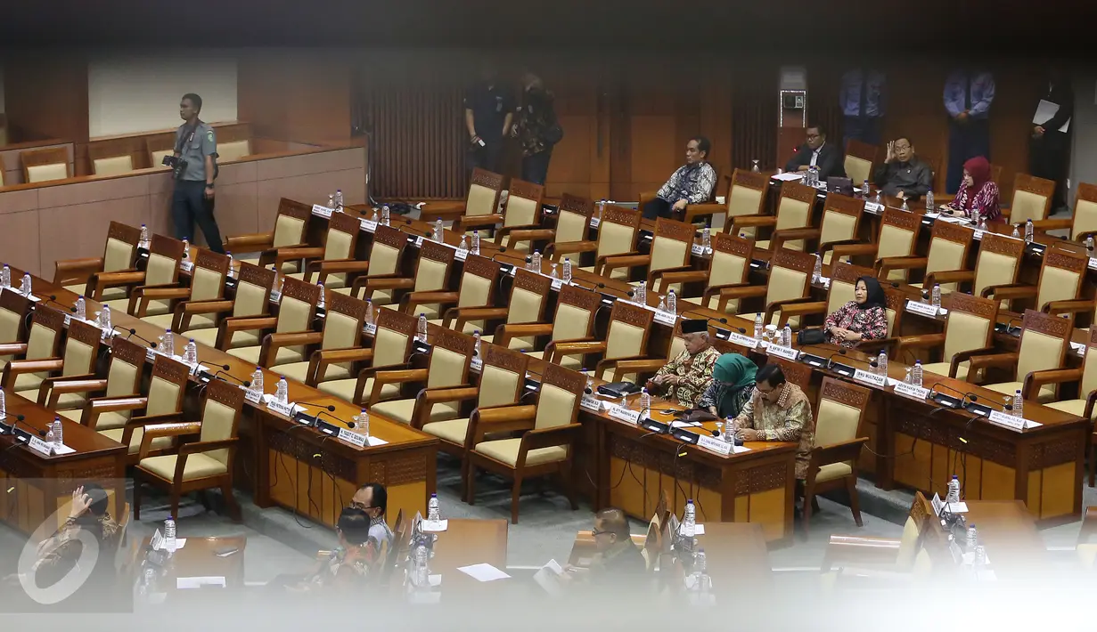 Sejumlah anggota DPR mengikuti Rapat Paripurna DPR RI Ke-18 di Senayan, Jakarta, Kamis (23/2). Namun Hak angket terhadap pemerintah terkait status Gubernur DKI Basuki Tjahaja Purnama (Ahok) tidak langsung dibahas. (Liputan6.com/Johan Tallo)
