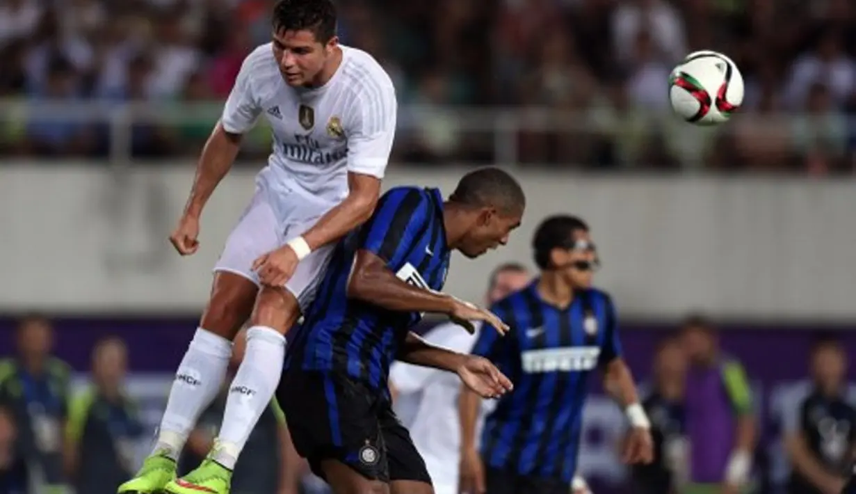 Cristiano Ronaldo berebut bola dengan pemain Inter Milan, Juan Jesus. (AFP Photo/Johannes Eisele)