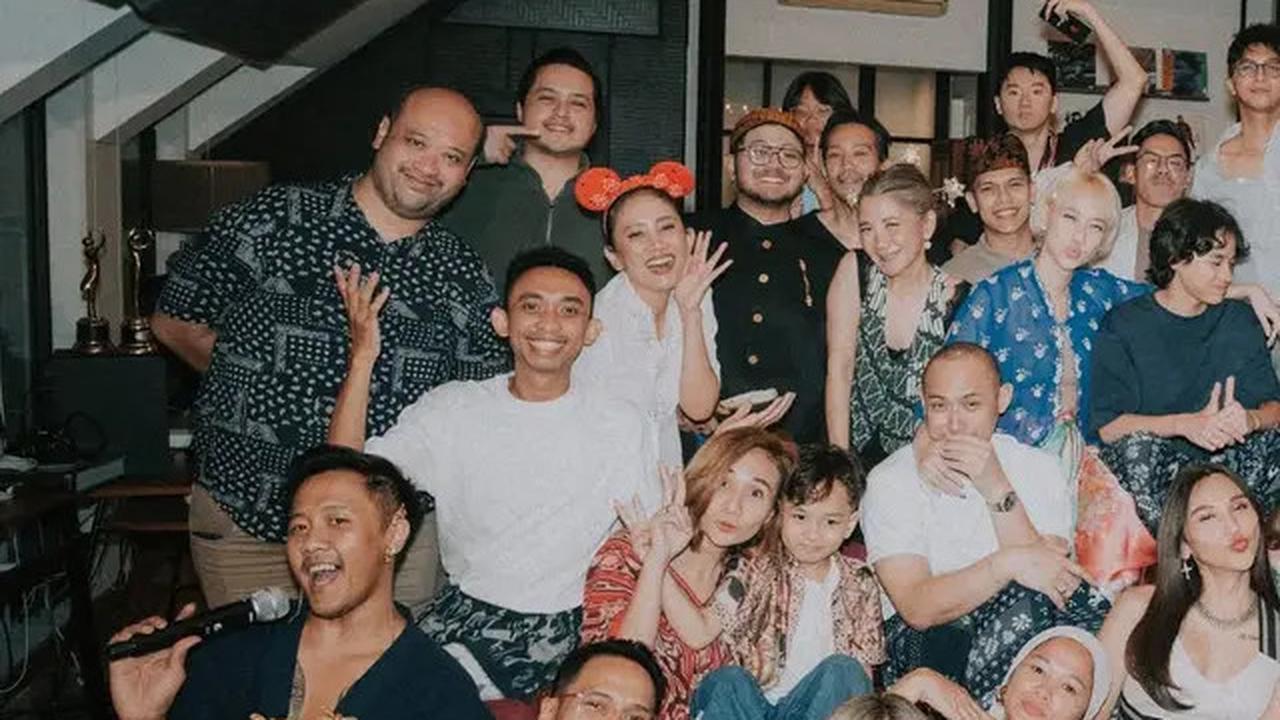Gaya Bunga Citra Lestari Rayakan Akhir Tahun dengan Dinner Bertema Nusantara, Tampil Anggun dengan Kebaya