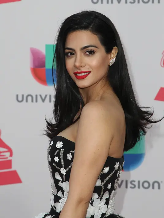 Model yang juga aktris Emeraude Toubia tersenyum manis saat berpose di atas karpet merah ajang penghargaan tahunan Latin Grammy Awards ke-17 di Las Vegas, Nevada, Kamis (17/11). (AFP PHOTO/Tommaso Boddi)