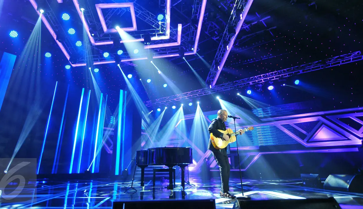 Penampilan Rick Price sambil bergitar acara Golden Memories International di studio Indosiar, Jakarta, Senin (9/1). (Liputan6.com/Angga Yuniar)
