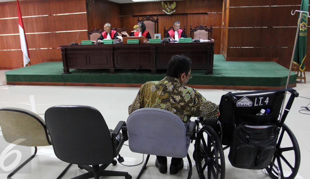 Mantan Kadishub DKI Jakarta Udar Pristono membacakan pledoi di Pengadilan Tipikor, Jakarta, Senin (7/9/2015). Udar membantah melakukan tindak pidana korupsi pengadaan bus TransJakarta 2012-2013 dan tindak pidana pencucian uang. (Liputan6.com/Helmi Afandi)