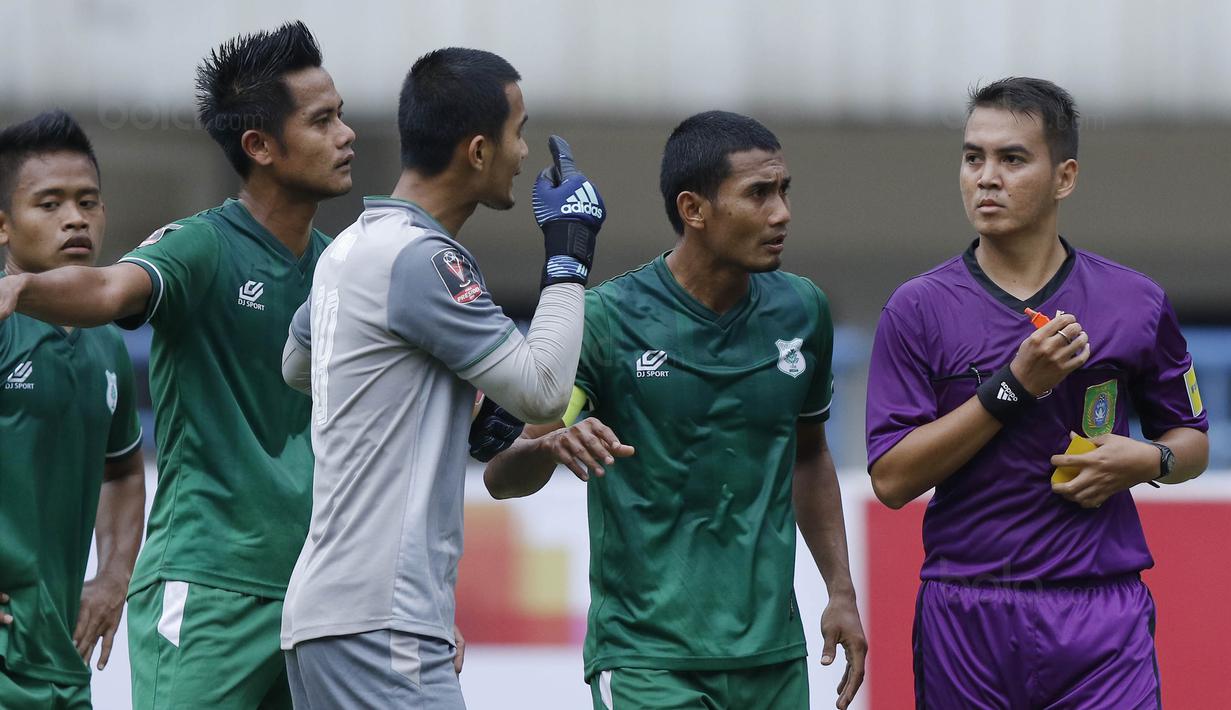 Para pemain PSMS melakukan protes kepada wasit saat pertandingan melawan Sriwijaya FC pada laga Piala Presiden di Stadion GBLA, Bandung, Jumat (26/1/2018). Sriwijaya FC menang 2-0 atas PSMS. (Bola.com/M Iqbal Ichsan)