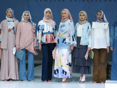 Sejumlah model berpose usai memperagakan busana rancangan desainer Ria Miranda saat tampil di Riamiranda The Fourth Annual Trend Show 2017 di Hall Senayan City, Jakarta, Sabtu (10/12). (Liputan6.com/Herman Zakharia)