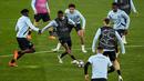 Para pemain Brugge menghadiri sesi latihan di stadion Luz, Lisbon, Senin (6/3/2023). Hari pertama babak 16 besar Liga Champions leg kedua mempertemukan Benfica menjamu Club Brugge di Stadion Da Luz Rabu (8/3/2023) dini hari WIB. (Photo by PATRICIA DE MELO MOREIRA / AFP)