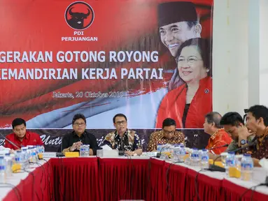 Suasana diskusi menyambut Rakernas dan Harlah PDIP ke-43 di Kantor DPP PDIP, Jakarta, Senin (4/1/2016). PDIP bakal menggelar rakornas pada 10-12 Januari 2016 di Jakarta Internasional Expo, Kemayoran. (Liputan6.com/Faizal Fanani)