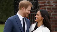 Pangeran Harry dan aktris AS, Meghan Markle saling tatap saat berpose untuk media pada pengumuman pertunangan mereka di Kensington Palace, London, Senin (27/11). Pangeran Harry dan Markle berpacaran selama 1,5 tahun. (AP/Matt Dunham)