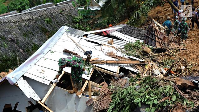 Perjuangan Tim SAR Mencari Korban Longsor Sukabumi