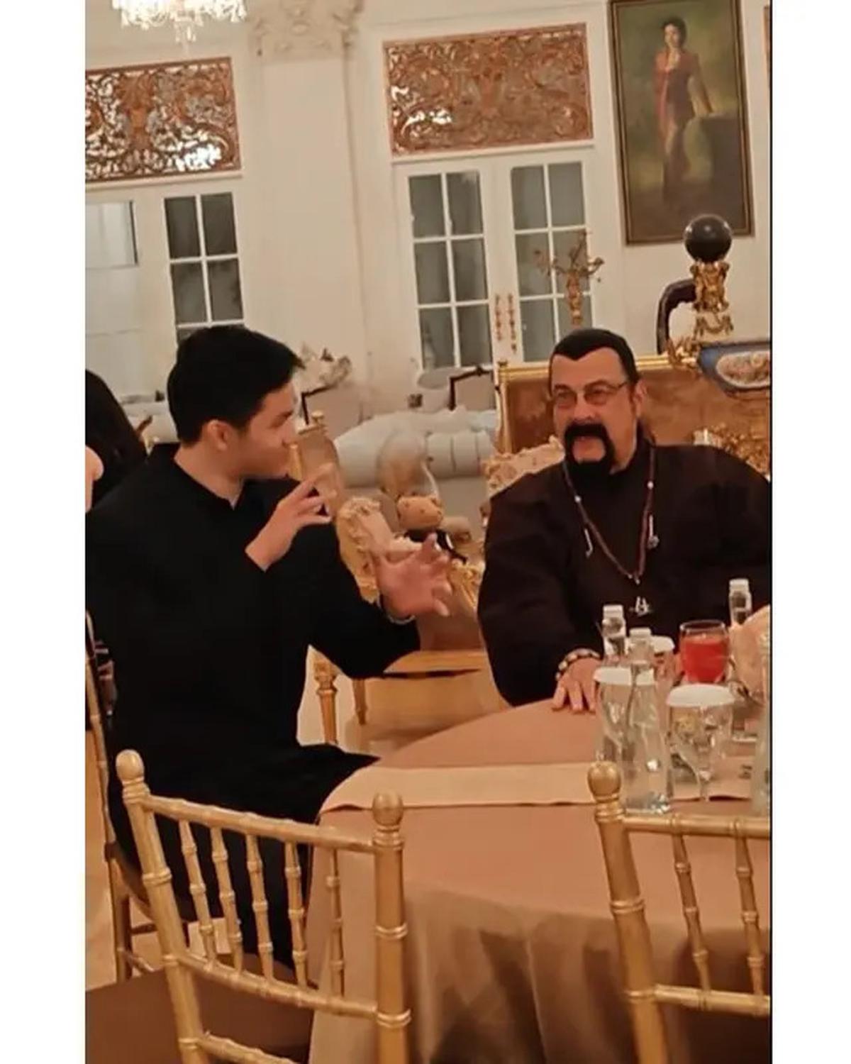 6 Potret Azka Corbuzier Bertemu Steven Seagal, Ngobrol Tentang Seni Bela Diri