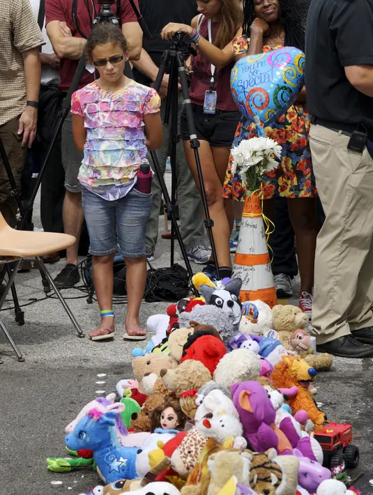 Seorang gadis kecil terlihat mengikuti aksi memperingati satu tahun pembunuhan remaja kulit hitam yang tidak bersenjata, Michael Brown oleh polisi berkulit putih yang memicu kerusuhan besar, di Ferguson, New York, Minggu (9/8/2015). (REUTERS/Rick Wilking)
