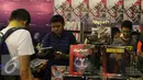 Pengunjung sedang melihat-lihat komik pada acara Indonesia Comic Con 2016 di Jakarta, Sabtu (1/10). Indonesia Comic Con 2016 diselenggarakan pada 1 - 2 Oktober mulai pukul 10.00 hingga 22.00 WIB. (Liputan6.com/Herman Zakharia)