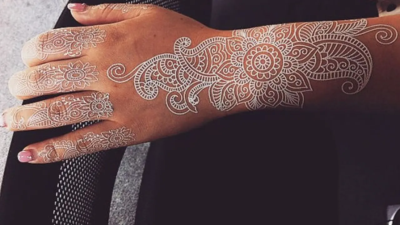 Bukan Hanya Hitam, 10 Tato Henna Putih Ini Nggak Kalah Indah