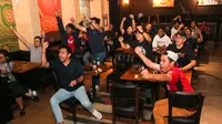 Para fans MU yang tergabung dalam United Army Indonesia merayakan kemenangan 3-0 MU atas West Ham (4/2/24). (Bolacom/Bagaskara Lazuardi)