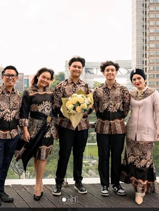 Potret Eko Patrio dan Viona bersama ketiga anaknya. Tidak hanya Eko yang membagikan momen mesra, tapi juga sang istri. Melalui akun  instagramnya, Viona juga membagikan beberapa potret jadul hingga potret mesra. [Instagram/ekopatriosuper]