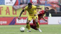 Gelandang Persija Jakarta, Joan Campasol, berebut bola dengan striker Semen Padang, Vendry Mofu, pada laga Shopee Liga 1 di Stadion Patriot Chandrabhaga, Bekasi, Rabu (16/10). Persija takluk 1-2 atas Semen Padang. (Bola.com/Yoppy Renato)