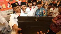 Pasukan pengibar bendera pada HUT RI ke-71 berfoto bersama di di Museum Polri, Jakarta, (19/8). 68 anggota Paskibraka dari 34 provinsi mengunjungi kompleks Mabes Polri. (Liputan6.com/Immanuel Antonius)