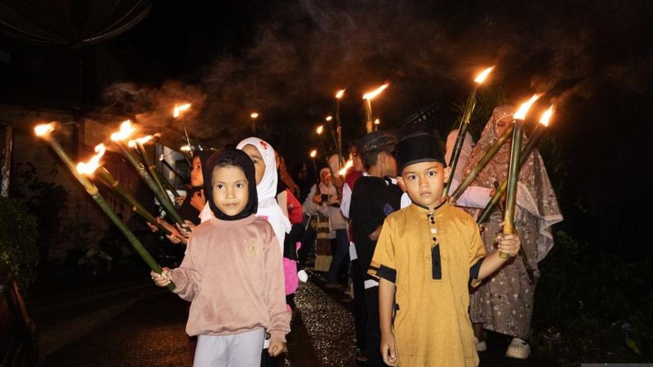 Pawai Obor Agam Sambut Ramadhan: Tradisi Turun Temurun dan Pemulihan Trauma Bencana