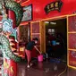 Warga keturunan Tionghoa melakukan ritual bersih-bersih di Vihara Amurva Bhumi, Jakarta, Sabtu (14/1/2022). Tradisi ini rutin dilakukan jelang perayaan Tahun Baru Imlek. (Liputan6.com/Johan Tallo)
