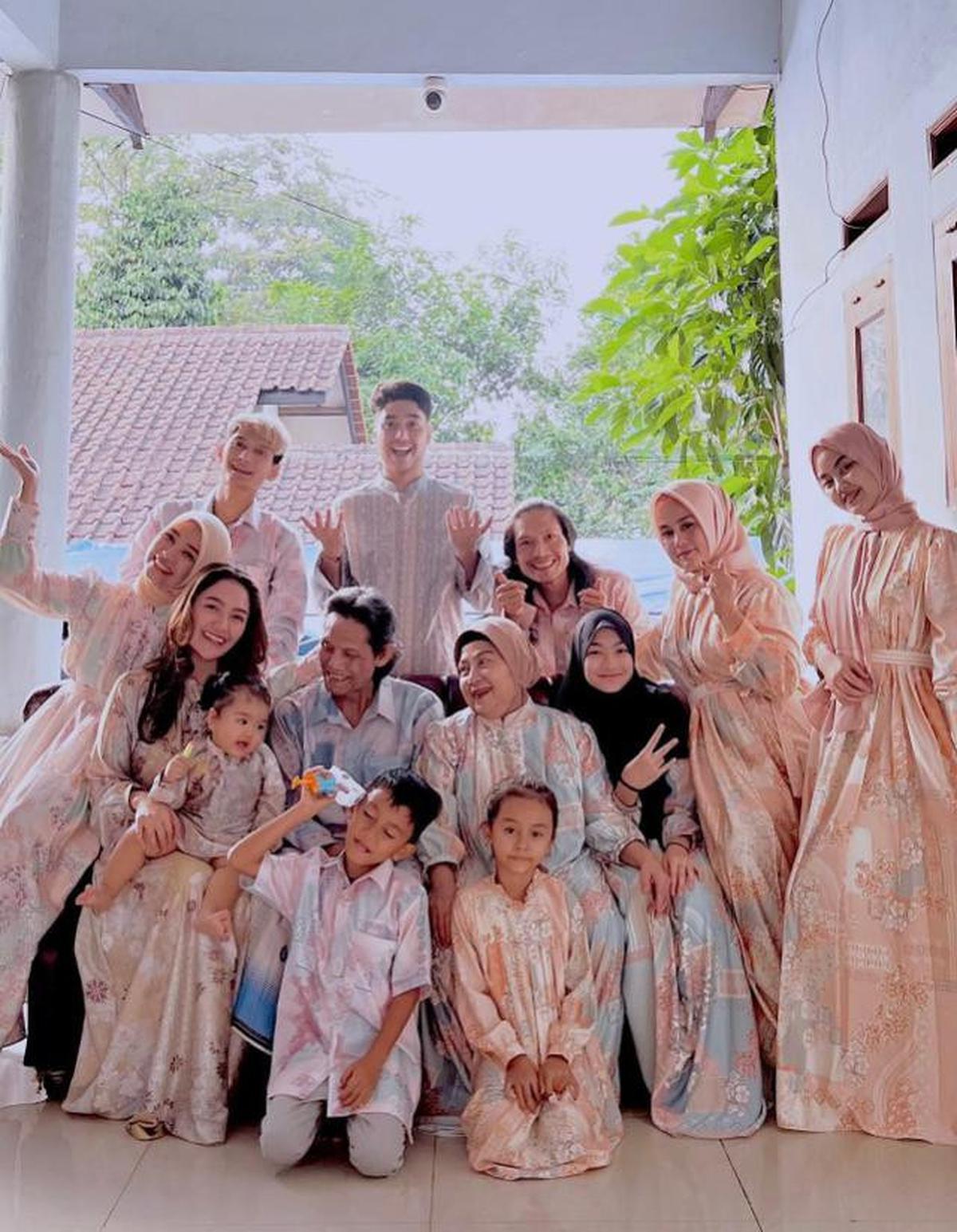 6 Potret Kenangan Siti Badriah dengan Mendiang Sang Ibunda, Momen Kebersamaan yang Hangat