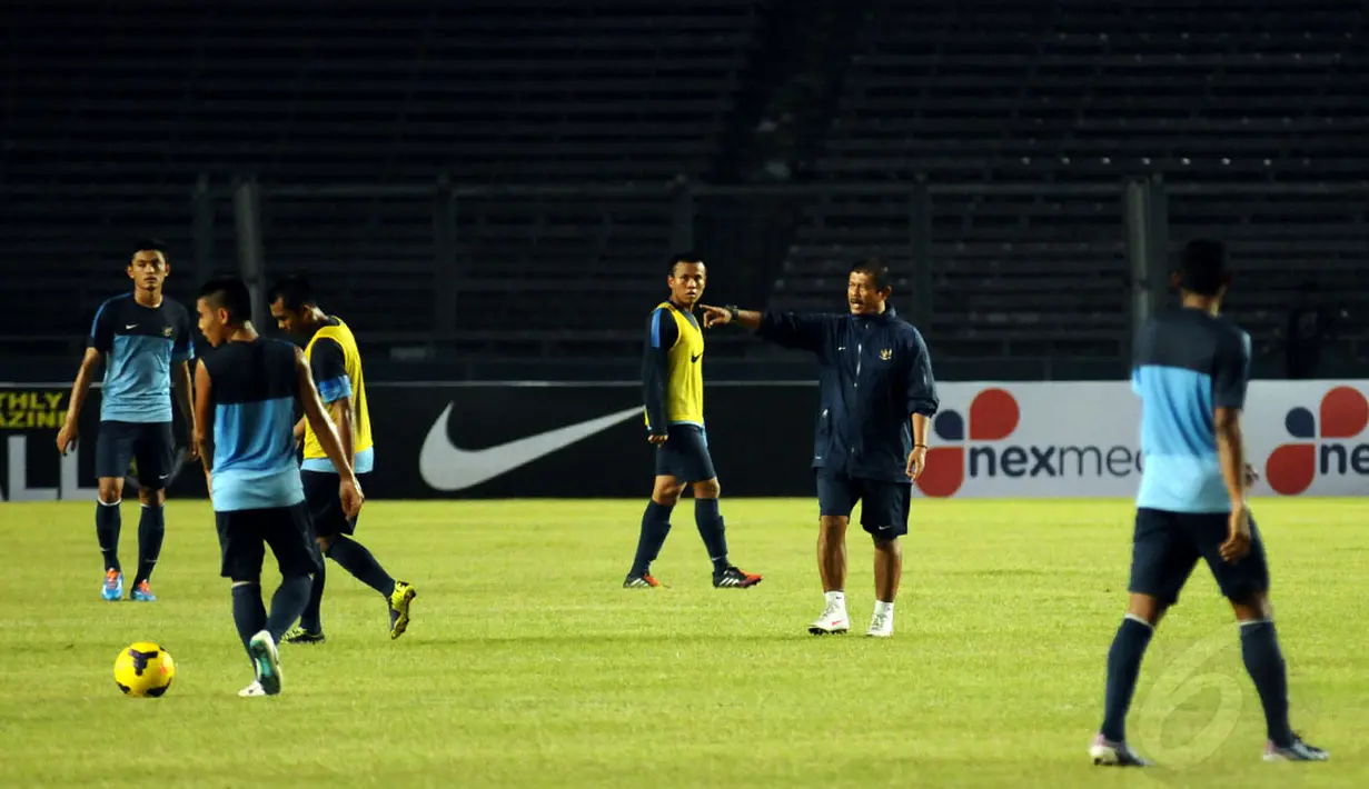 Sesekali suara lantang pelatih Timnas Indonesia U-19, Indra Sjafri, terdengar hingga ke pinggir lapangan di Stadion GBK Jakarta (6/5/2014). (Liputan6.com/Helmi Fithriansyah) 