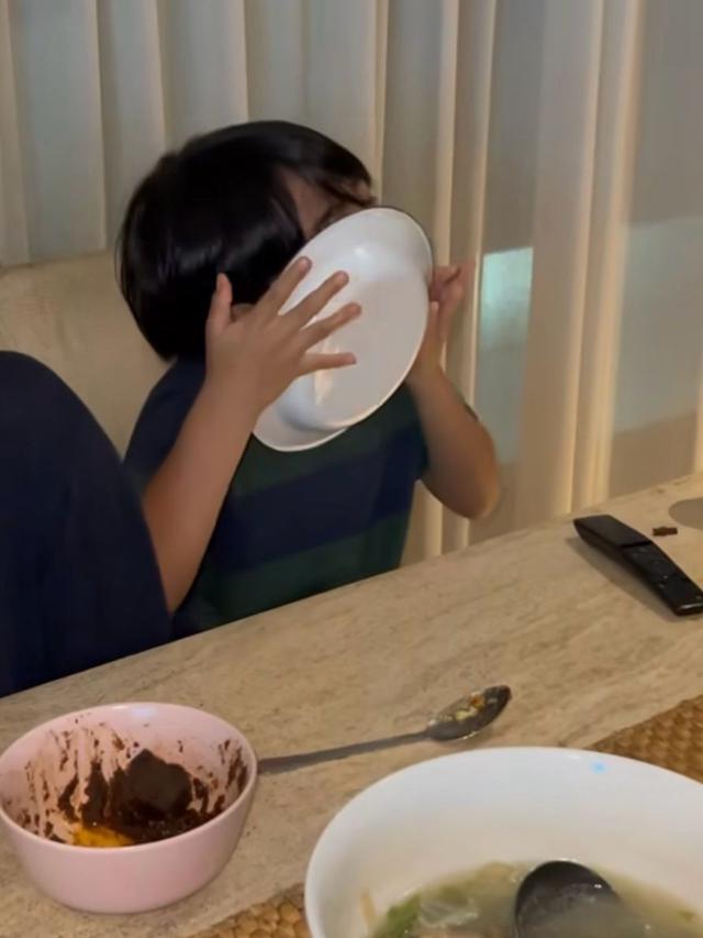 Potret tingkah lucu Bambang anak bungsu Meisya Siregar dan Bebi Romeo (Sumber: Instagram/meisya_siregar)