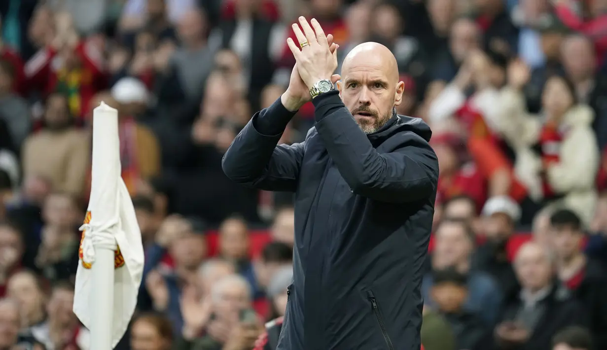 Pelatih Manchester United, Erik ten Hag memberi aplaus kepada para suporter jelang dimulainya laga tunda pekan ke-34 Liga Inggris 2023/2024 menghadapi Newcastle United di Old Trafford Stadium, Manchester, Rabu (15/5/2024). (AP Photo/Dave Thompson)