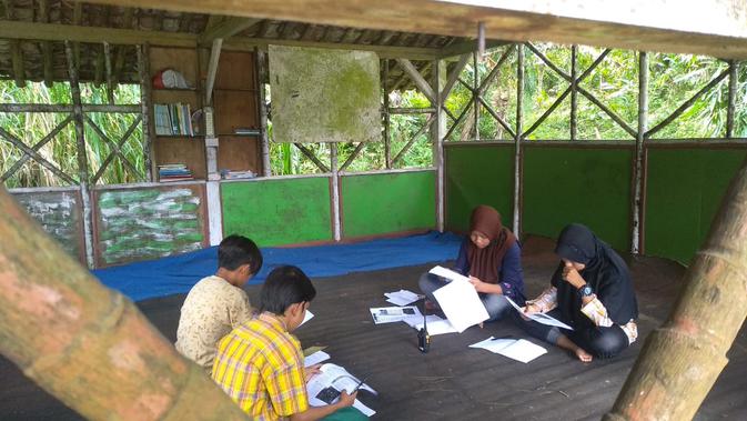 Siswa MTs Pakis, Cilongok, Banyumas belajar jarak jauh dengan handy talky atau HT. (Liputan6.com/ORARI Banyumas)