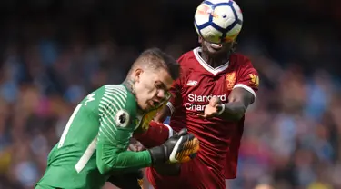 Gelandang Liverpool Sadio Mane menendang wajah kiper Manchester City, Ederson saat pertandingan Manchester City menjamu Liverpool di Stadion Etihad, Manchester (9/9). Akibat pelanggaran itu, Mane diganjar kartu merah oleh wasit. (AFP Photo/Oli Scarff)