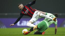 Pemain AC Milan Ante Rebic (kiri) ditekel pemain Celtic Ryan Christie pada pertandingan Grup H Liga Europa di Stadion San Siro, Milan, Italia, Kamis (3/12/2020). AC Milan mengalahkan Celtic 4-2 setelah sebelumnya sempat tertinggal dua gol. (Spada/LaPresse via AP)