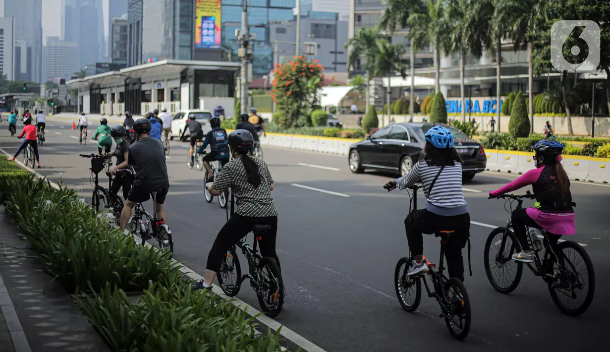 Warga beraktivitas menggunakan sepeda di kawasan Bundaran HI, Jakarta Pusat, Minggu (8/11/2020). Jumlah pasien COVID-19 di DKI Jakarta yang sembuh terus naik. (Liputan6.com/Faizal Fanani)