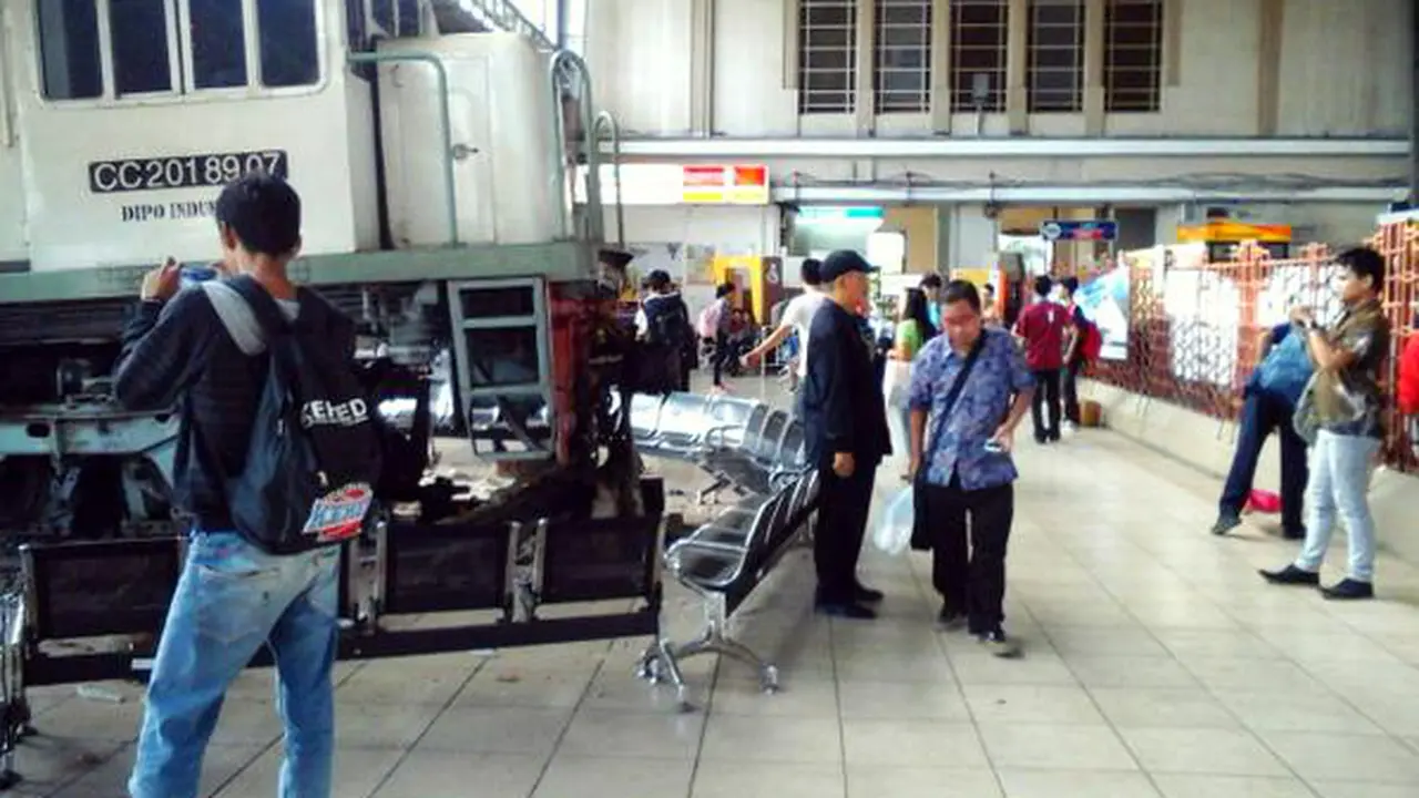 Kereta Tabrak Peron Warnai Lalu Lintas Jakarta Jumat Pagi
