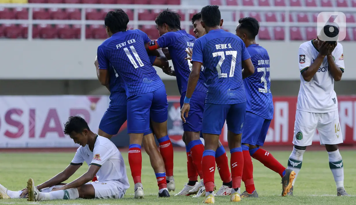 Para pemain Arema FC merayakan gol yang dicetak oleh Dendi Santoso ke gawang Persikabo 1973  pada laga Piala Menpora di Stadion Manahan, Solo, Minggu (21/3/2021). Kedua tim bermain imbang 1-1. (Bola.com/M Iqbal Ichsan)