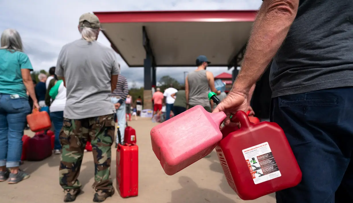 Di Carolina Utara, sedikitnya 600.000 rumah dan bisnis mengalami pemadaman listrik. (Sean Rayford/Getty Images North America/Getty Images via AFP)