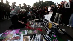 Maria Catarina Sumarsih (kedua kiri), ibu dari Benardinus Realino Norma Irawan (Wawan) mahasiswa Universitas Atma Jaya yang tewas saat Tragedi Semanggi I, bersimpuh saat mengikuti Aksi Kamisan ke-876 yang digelar di Istana Negara, Jakarta Pusat, Kamis (4/9/2025). (Liputan6.com/Helmi Fithriansyah)