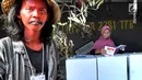 Warga memasukkan surat suara saat menggunakan hak pilihnya pada Pemilu 2019 di TPS 073, Gunung Balong 1, Lebak Bulus, Jakarta Selatan, Rabu (17/4). TPS 073 ini mengambil tema horor, di mana para petugasnya mengenakan kostum beragam jenis hantu. (merdeka.com/Arie Basuki)