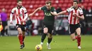 Striker Tottenham Hotspur, Harry Kane, berusaha melewati pemain Sheffield United pada laga Liga Inggris di Stadion Bramall Lane, Minggu (17/1/2021). Tottenham Hotspur menang dengan skor 3-1. (Stu Forster/Pool via AP)