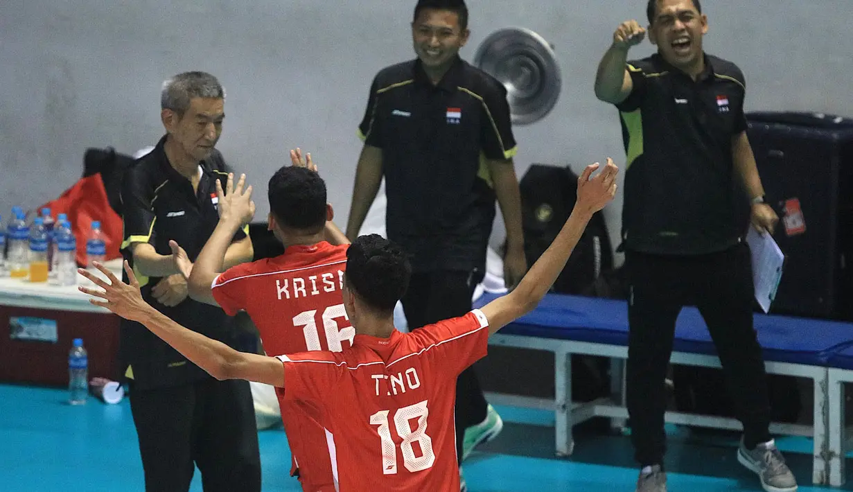 <p>Selebrasi pemain Timnas voli putra Indonesia U-20, Krisna bersama pelatih Li Qiujiang setelah mencetak angka saat menghadapi India pada laga perempatfinal Kejuaraan Bola Voli Asia Putra AVC U-20 2024 di Jawa Pos Arena Surabaya, Sabtu (27/7/2024) malam. Timnas voli putra Indonesia U-20 menang 3-1 (25-20, 25-23, 16-25 dan 25-18). (Dok. PBVSI)</p>