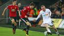 Striker Swansea City, Oli McBurnie, berusaha melewati pemain Manchester United pada laga Piala Liga Inggris di Stadion Liberty, Swansea, Selasa (24/10/2017). Manchester United menang 2-0 atas Swansea City. (AFP/Geoff Caddick)