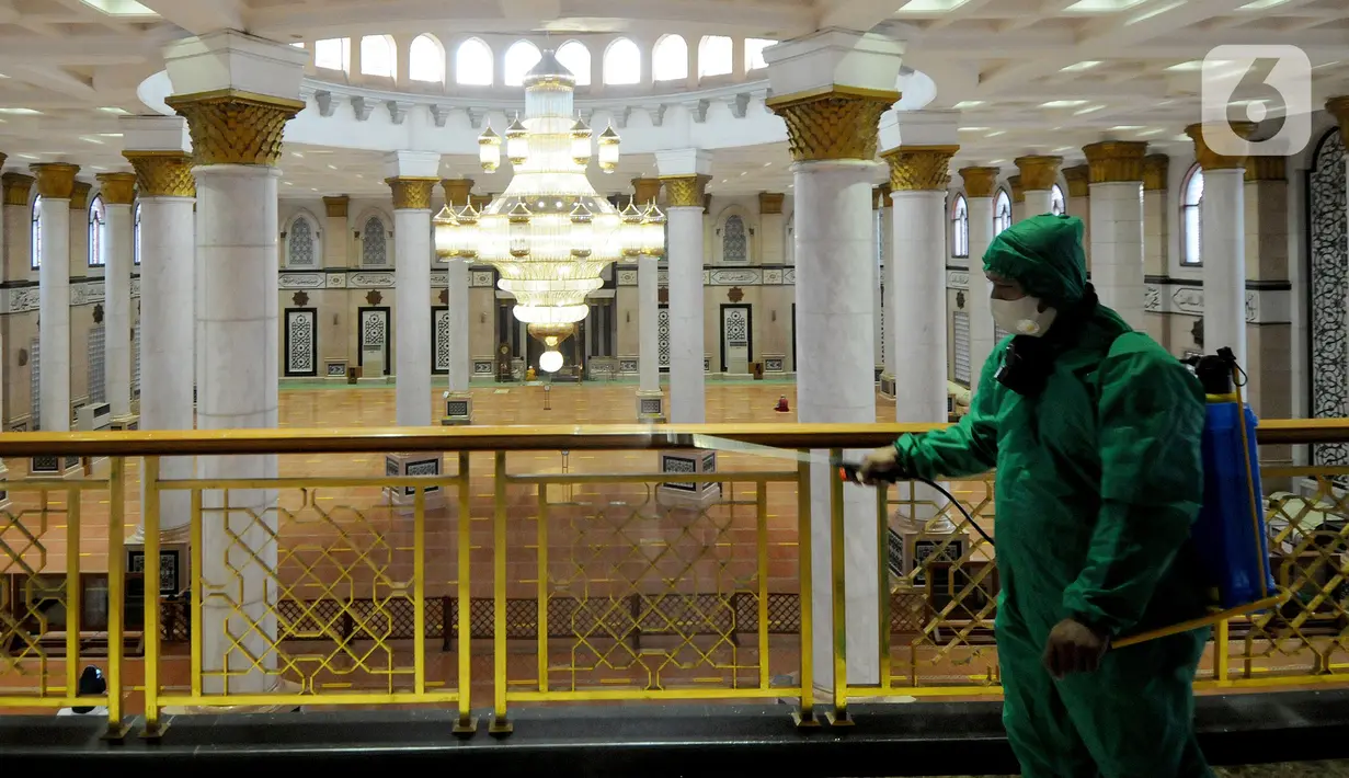 Petugas menyemprotkan disinfektan di bagian dalam Masjid Kubah Emas, Depok, Rabu (12/5/2021). Penyemprotan dilakukan sebagai antisipasi penyebaran virus corona Covid-19 di masjid yang akan digunakan untuk pelaksanaan salat Idul Fitri 1442 Hijriah esok hari. (merdeka.com/Arie Basuki)