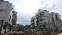 Pekerja menyelesaikan unit tahap awal pembangunan perumahan Synthesis Huis di Cijantung, Jakarta (16/03/2023) (Liputan6.com)
