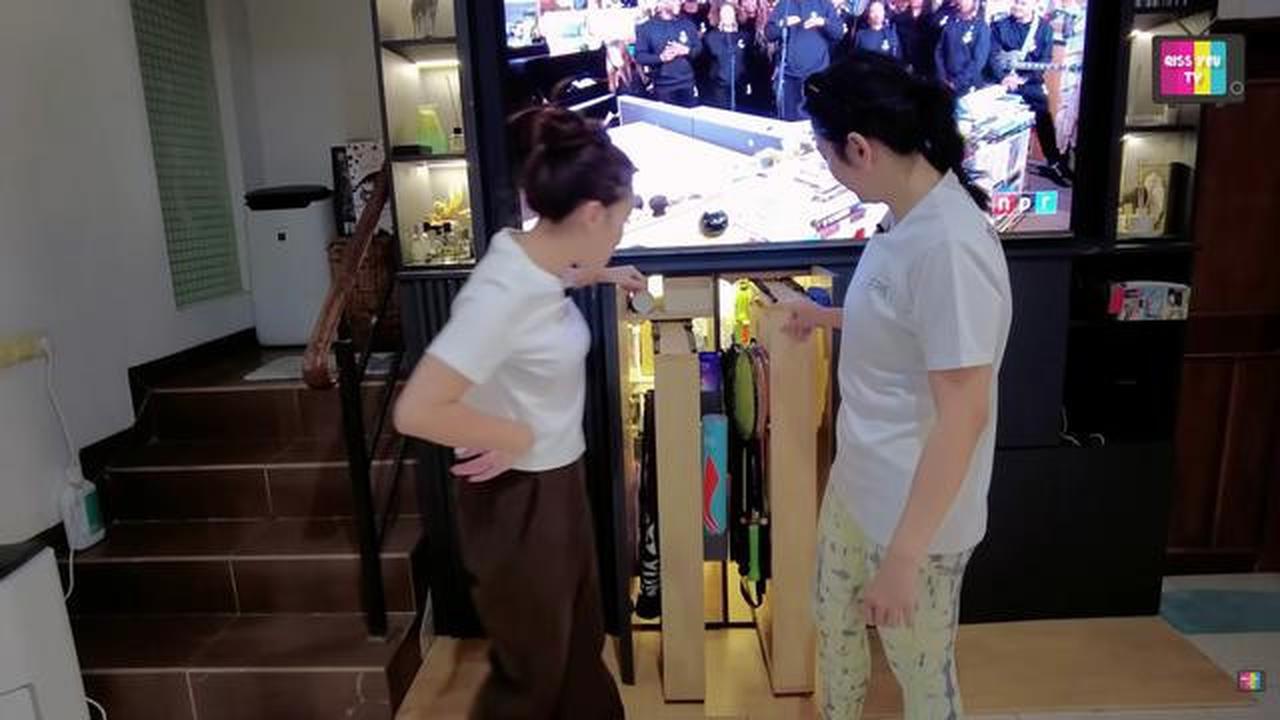 7 Potret Ruang TV Sederhana di Rumah Hesti Purwadinata, Terasa Hidup dan Nyaman