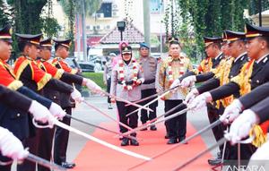 Istri Direktur Penyidik KPK Asep Guntur Rahayu, Komisaris Besar Pol. Sumarni resmi menjabat sebagai Kapolres Metro Bekasi. Dia menggantikan  Kapolres sebelumnya Kombes Pol. Mustofa. (Antara)