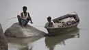 Seorang nelayan duduk di atas batu menangkap ikan di sungai Brahmaputra di desa Kasoshila di Gauhati, India (21/10/2019). Brahmaputra adalah salah satu sungai terbesar di Asia, yang melewati wilayah Tibet China, India, dan Bangladesh sebelum konvergen ke Teluk Benggala. (AP Photo/Anupam Nath)