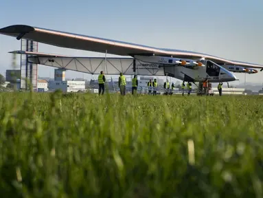 Untuk pertama kalinya, Pesawat Sun-powered Solar Impulse HB-SIB 2 menjalani serangkaian pengujian di Payerne, Swiss, Senin (14/4/2014). (AFP PHOTO/FABRICE COFFRINI)