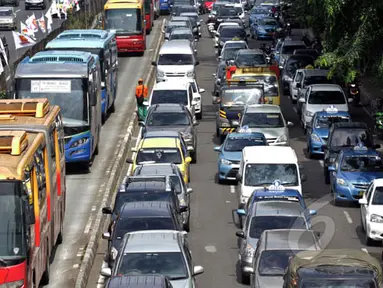 Puluhan kendaraan terjebak kemacetan di Jalan Gatot Subroto, Jakarta, Kamis (5/2/2015). (Liputan6.com/Faizal Fanani)