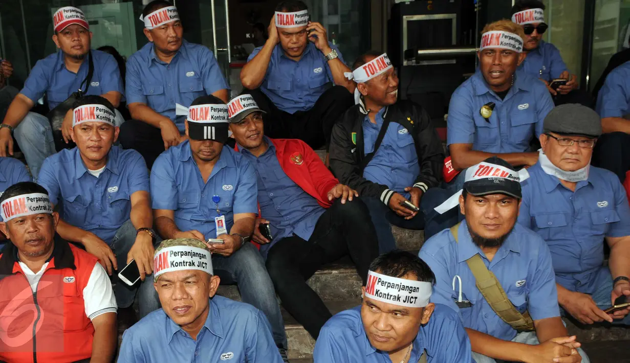 Sejumlah pekerja JICT melakukan aksi unjuk rasa di depan Gedung KPK, Jakarta, Kamis (10/3/2016). Dalam aksinya mereka menuntut penuntasan kasus perpanjangan kontrak PT Jakarta International Container Terminal (JICT). (Liputan6.com/Helmi Afandi)
