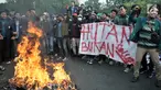 Mahasiswa gabungan se-Jabodetabek membakar ban bekas saat unjuk rasa di depan Istana Merdeka, Jakarta, Selasa (16/7/2019).  Mereka mengecam pemerintah Jokowi atas hutang negara yang melonjak, politik dagang sapi, diskon pajak 300 persen, dan krisis penegakan HAM. (merdeka.com/Iqbal S. Nugroho)