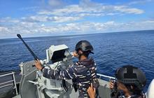 KRI Surik-645 Tuntaskan Latihan Penembakan Meriam, Perkuat Kesiapan Tempur TNI AL