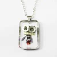 Barang elektronik bekas bisa diolah jadi kalung robot, lho. (Via: boredpanda.com)