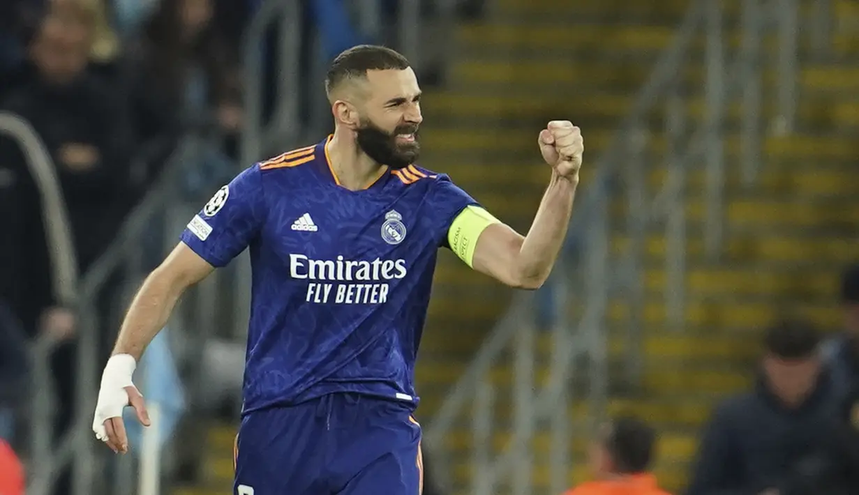 <p>Penyerang Real Madrid, Karim Benzema berselebrasi usai mencetak gol keduanya gawang Manchester City pada pertandingan leg pertama semifinal Liga Champions di stadion Etihad di Manchester, Inggris, Rabu (27/4/2022). City menang atas Madrid 4-3. (AP Photo/Jon Super)</p>